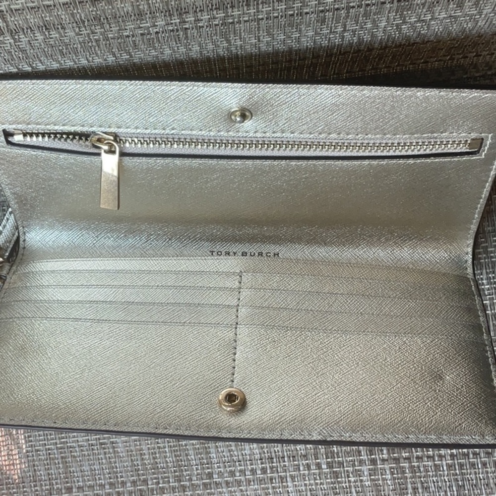 Tory Burch Emerson slim wristlet envelope in white gold - Picture 3 of 11
